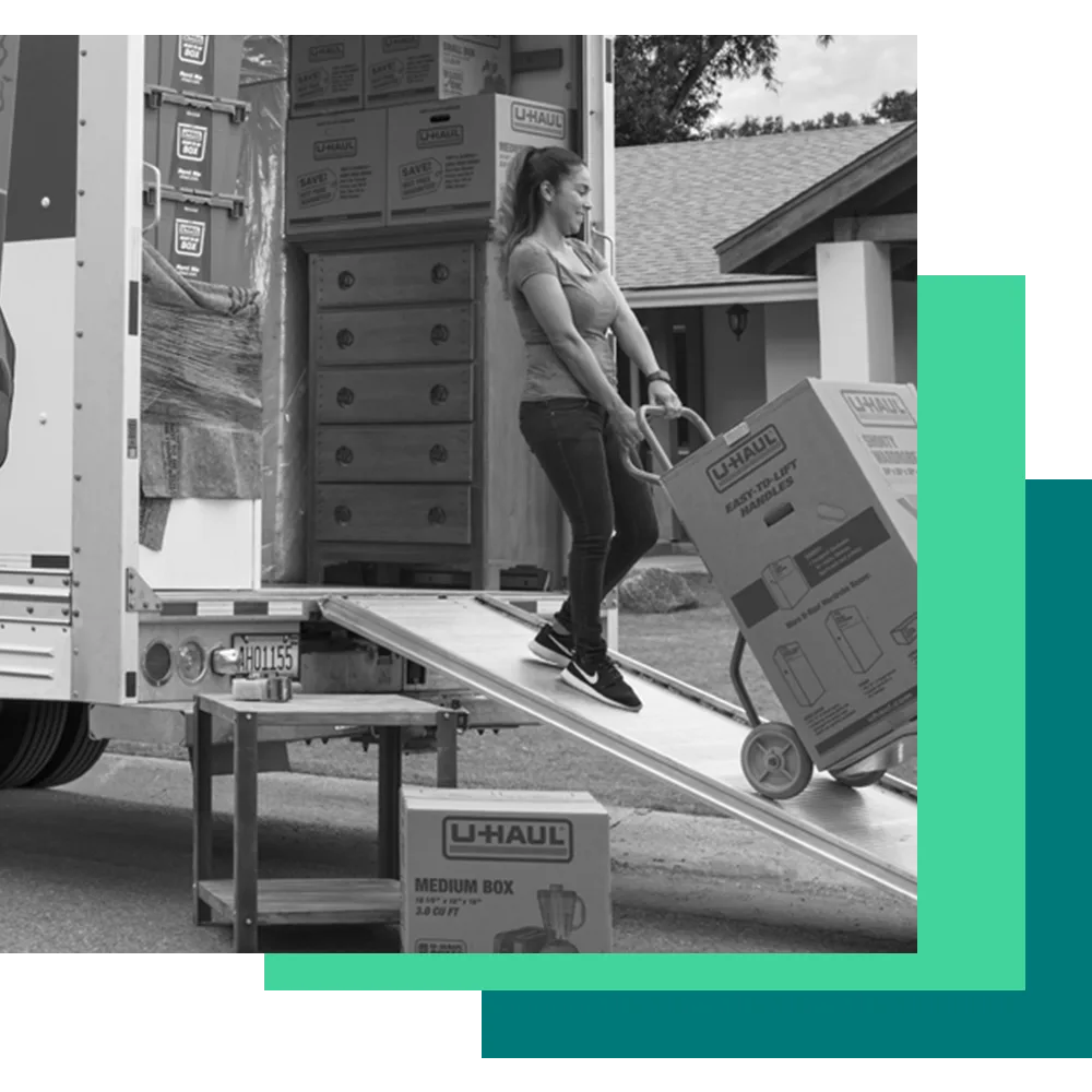 Uma mulher fazendo trabalho físico 